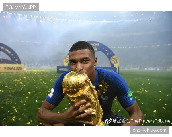 特写镜头:麦迪逊进球后冲向角旗区,与接受心脏手术后首次回归看台的父亲庆祝